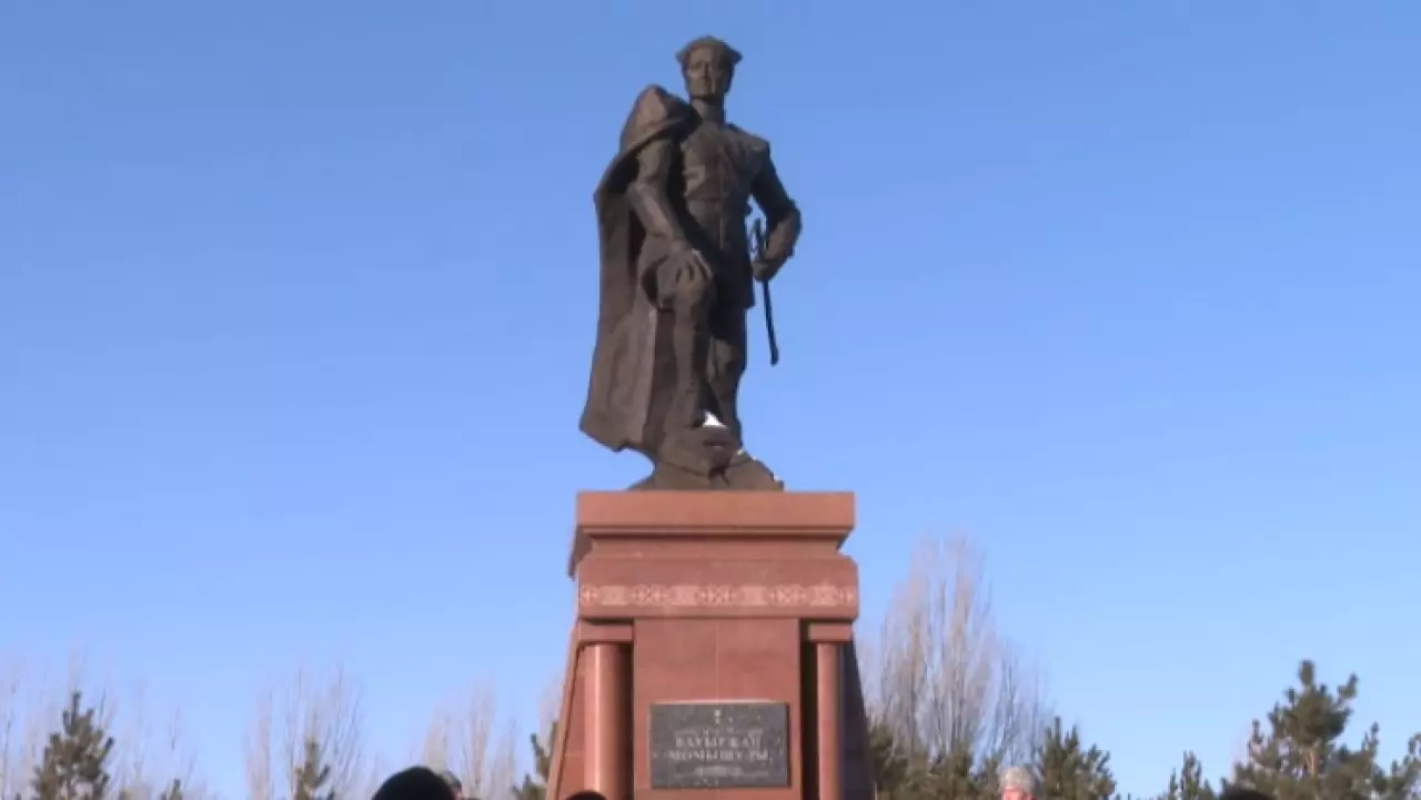 Цветы к памятнику Бауыржану Момышулы возложили в Астане