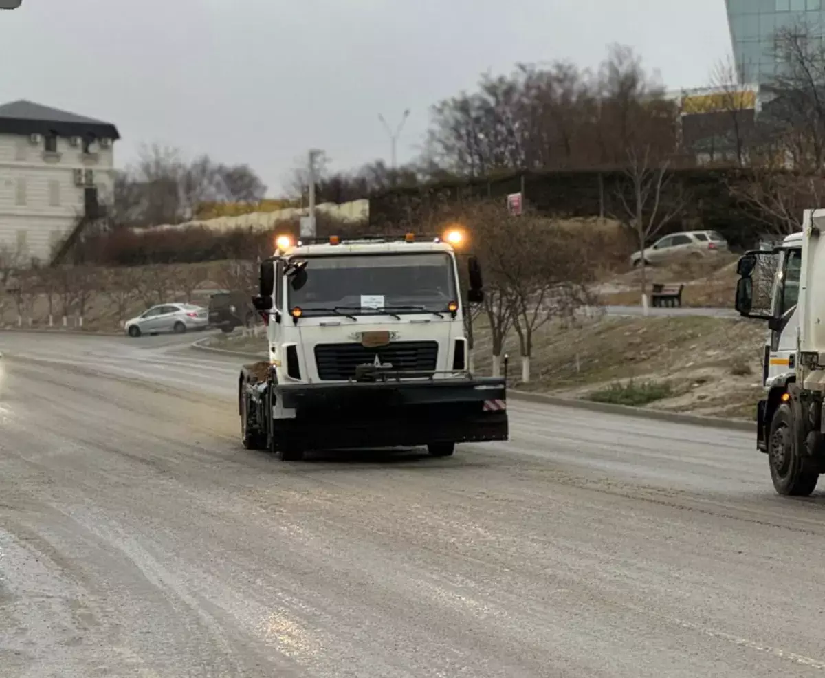 В Актау гололед – пешеходов и водителей предупреждают об опасности - новости на Lada.kz 27.12.2025