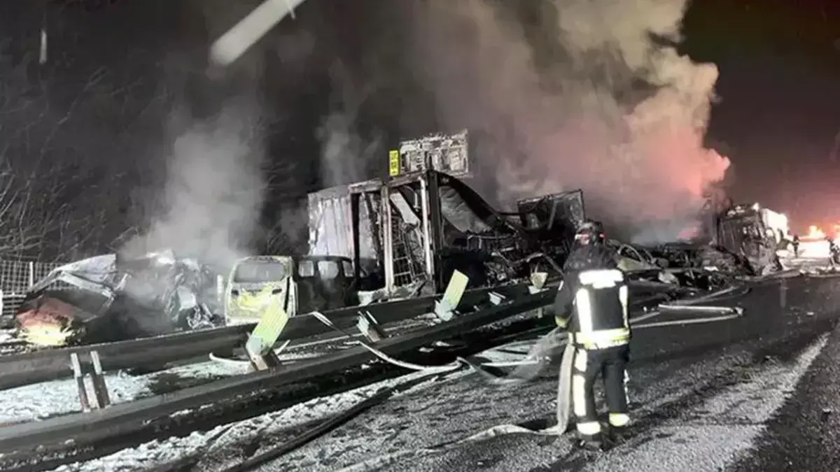 В Японии на трассе произошло массовое ДТП с 56 автомобилями (видео) - новости на Lada.kz 27.12.2025