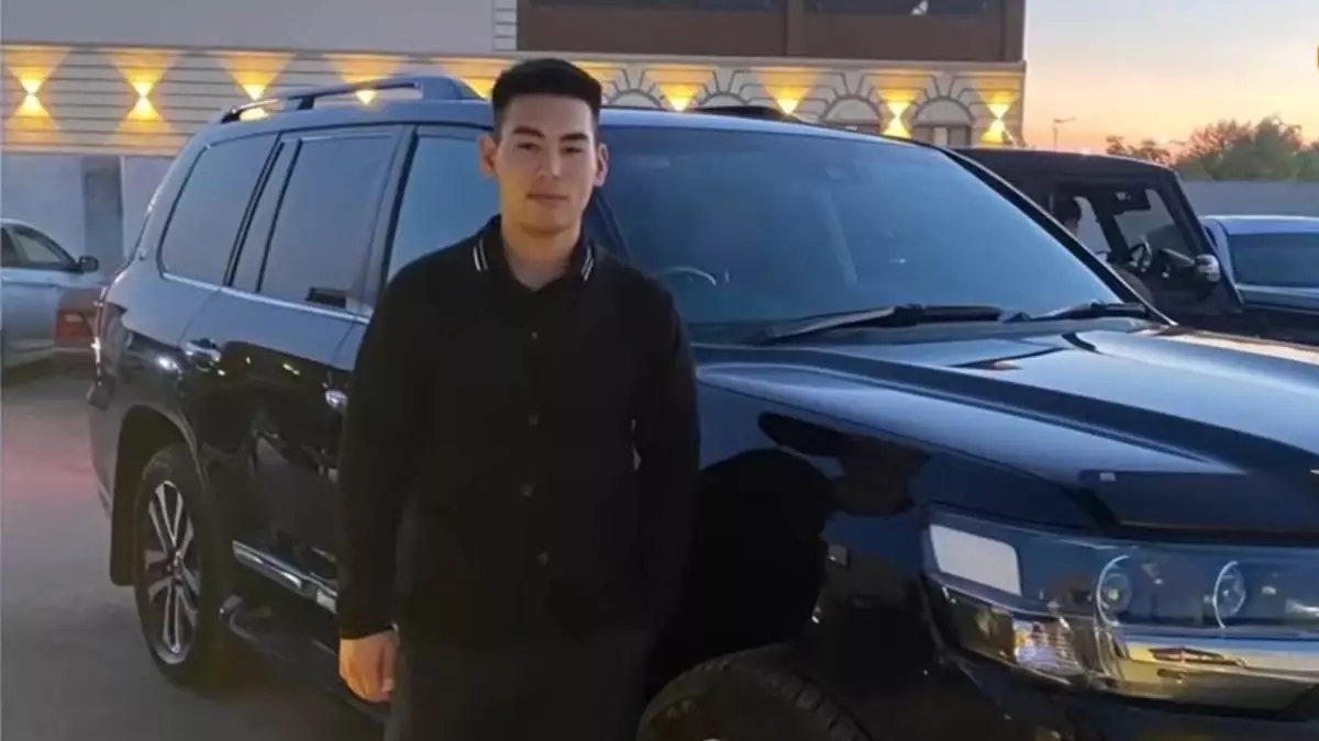 "Қатты қуған. Салдырынан соғылып, жеңіл автокөлік екіге бөлініп кеткен". Анасы жол апатына түсіп қаза тапқан ұлының өліміне полицейлерді кінәлады