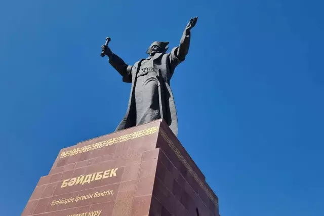 “Бәйдібек пен Нүрила таксиде жолықты": Тарихи таныстық желі қолданушыларын тәнті етті