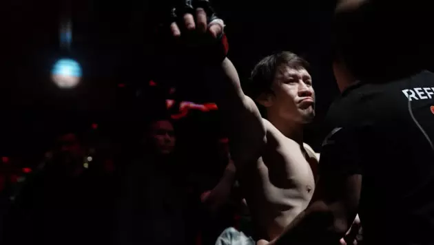 Жумагулов чуть не подрался с соперником на дуэли взглядов (видео)