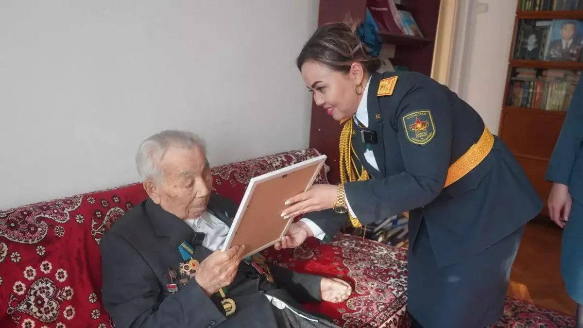 Алматыда әскери қызметшілер 103 жасқа толған майдангерді құттықтады