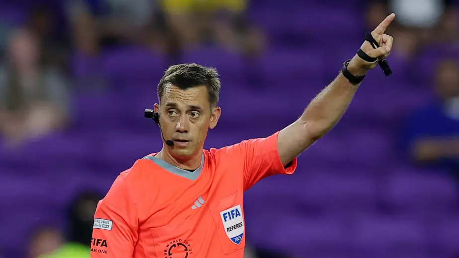 Лишивший Казахстан сенсации судья признан лучшим в мире