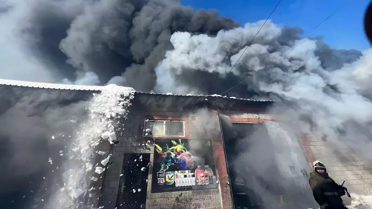 Шұғыл хабар: Көкшетауда құтқарушылар алапат өрт арасынан 17 адамды аман алып шықты