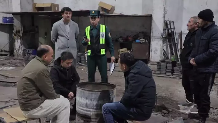 В Узбекистане наказали иностранцев, прикуривших от подожженной банкноты