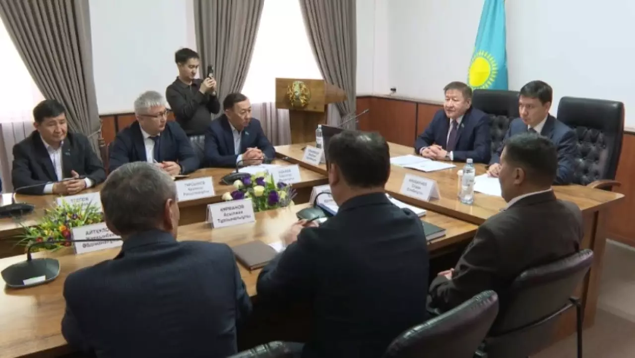 Сенатор ознакомился с состоянием нового жилья в Байзакском районе