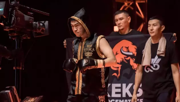 Казахский боксёр оформил нокаут в бою против "Тайсона" из Узбекистана