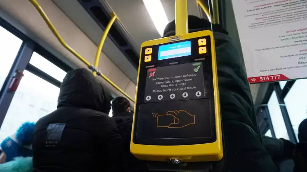 Конфликт из-за форточки: в Темиртау пассажир получил ножевое ранение в автобусе