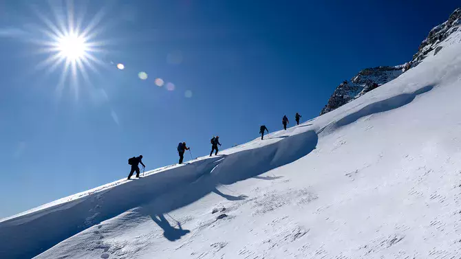 Три альпиниста пропали в Казахстане, один найден погибшим.