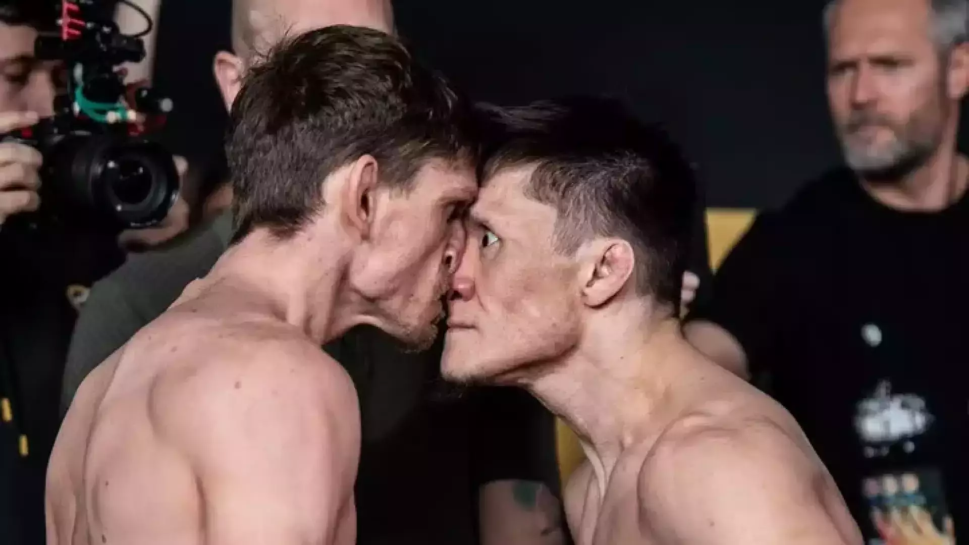 Дуэль взглядов перед титульным боем Жумагулова закончилась потасовкой