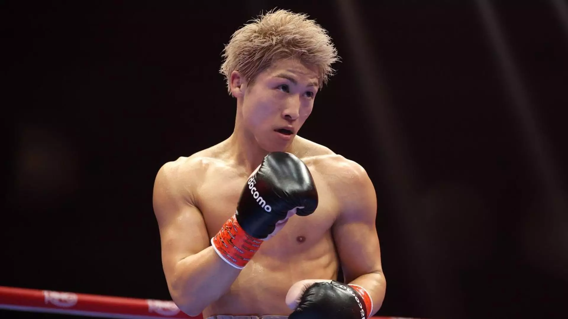 Японский боксер шестой раз подряд защитил статус абсолютного чемпиона