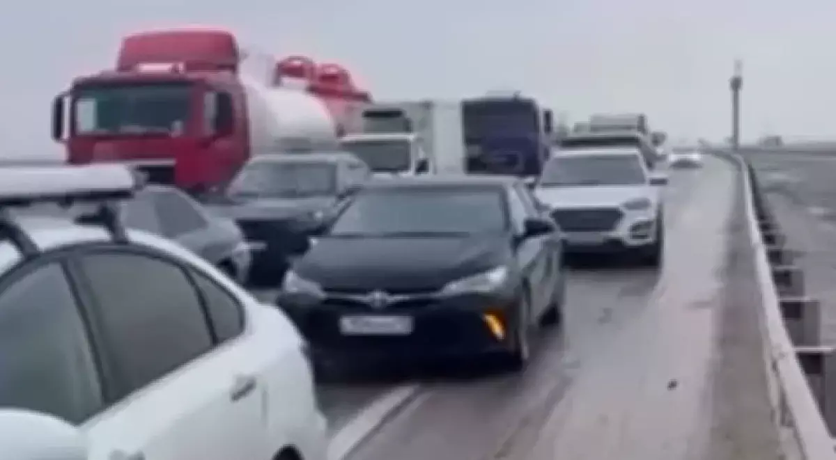 Гололёд в Актау стал причиной приостановки автобусов и ограничений на дорогах