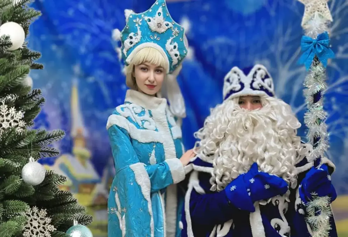 Моя работа – Дед Мороз: как житель Актау приносит чудо в дома людей - новости на Lada.kz 27.12.2025