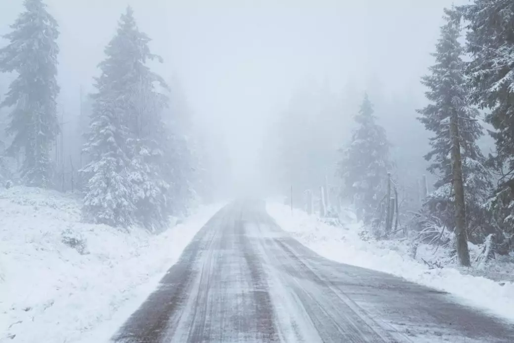 Снег, туман и сильный ветер: штормовое предупреждение объявили в 14 регионах Казахстана