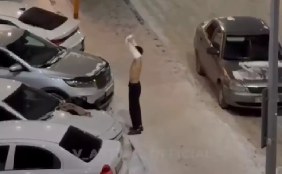 Мужчина разделся на морозе и полез в драку у кафе в Астане (ВИДЕО)