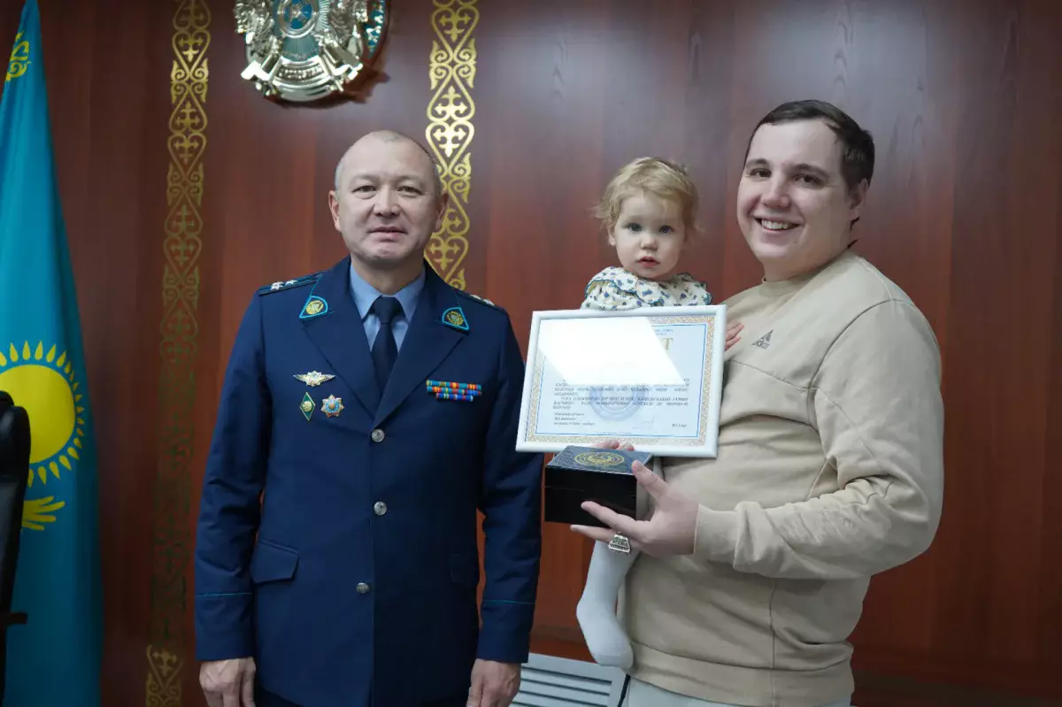 В Павлодарской области наградили таксиста, предотвратившего мошенничество