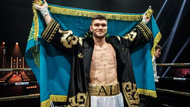 Казахстанский боксёр побил соперника с 22 нокаутами и выиграл главный бой вечера