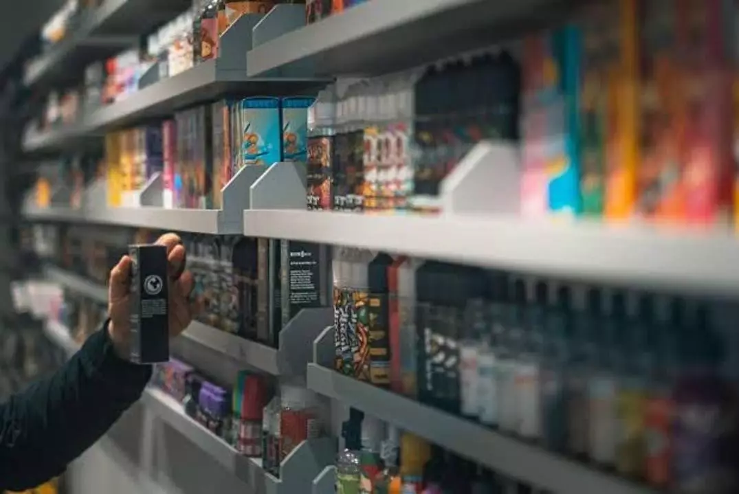 В Астане прошли рейды против вейпов и насвая