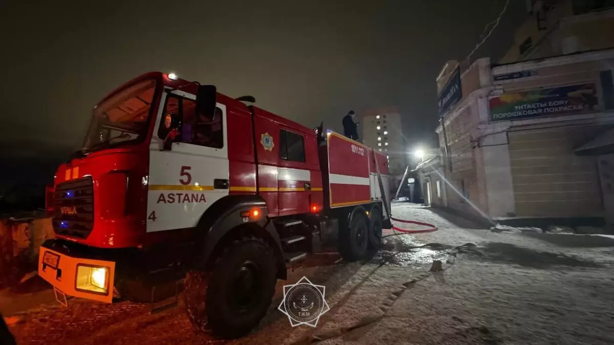 Астаналық құтқарушылар үш қабатты ғимараттағы алапат өртпен алысып жатыр