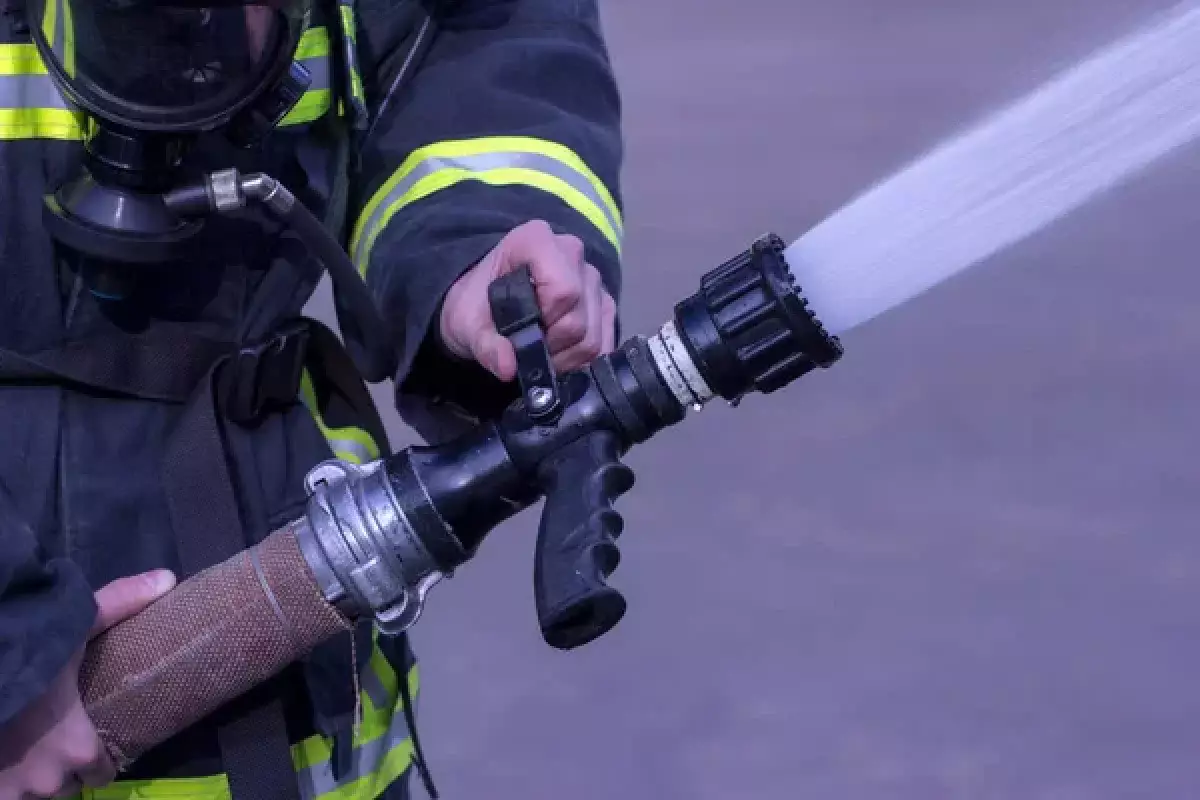 Крупный пожар тушат в трехэтажном здании Астаны