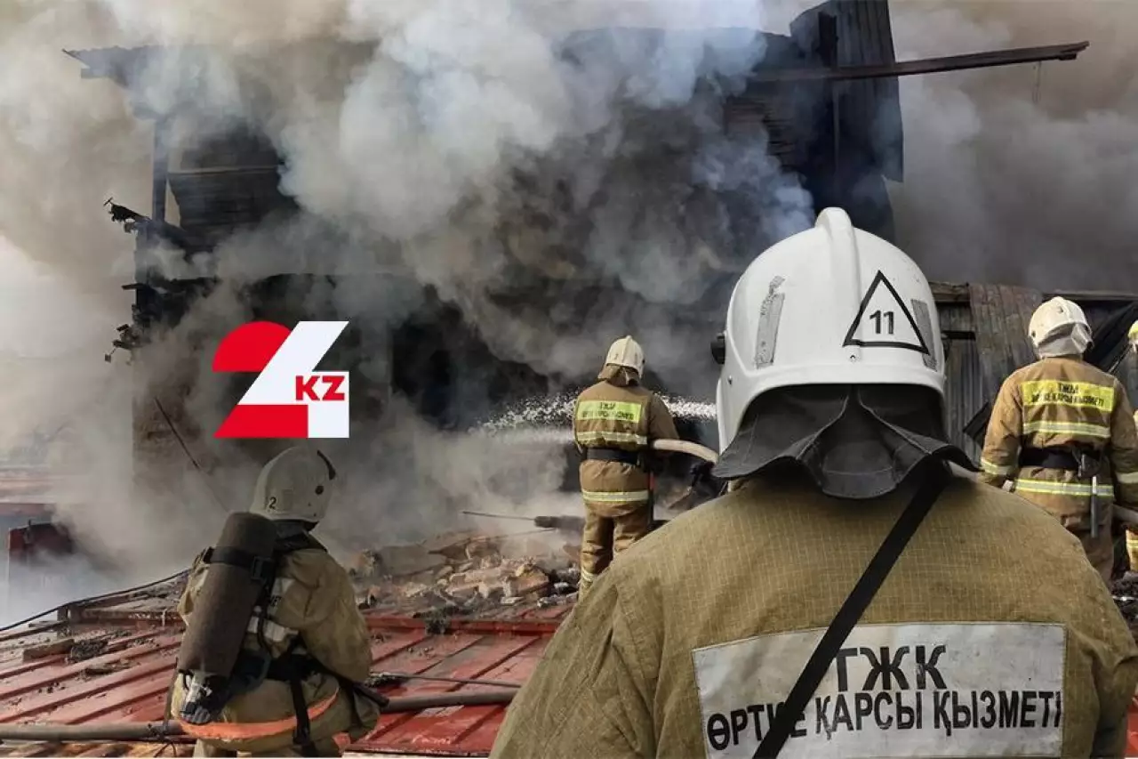 Пожар в трехэтажном здании тушат в Астане