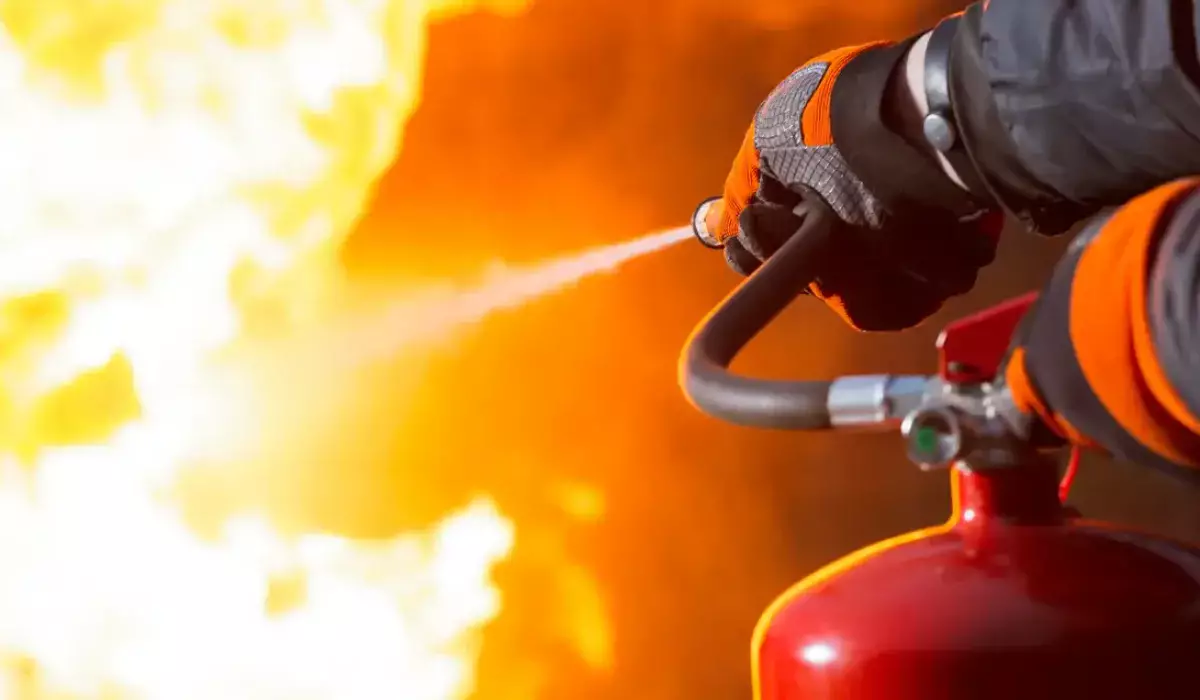 Трехэтажное здание горит в Астане