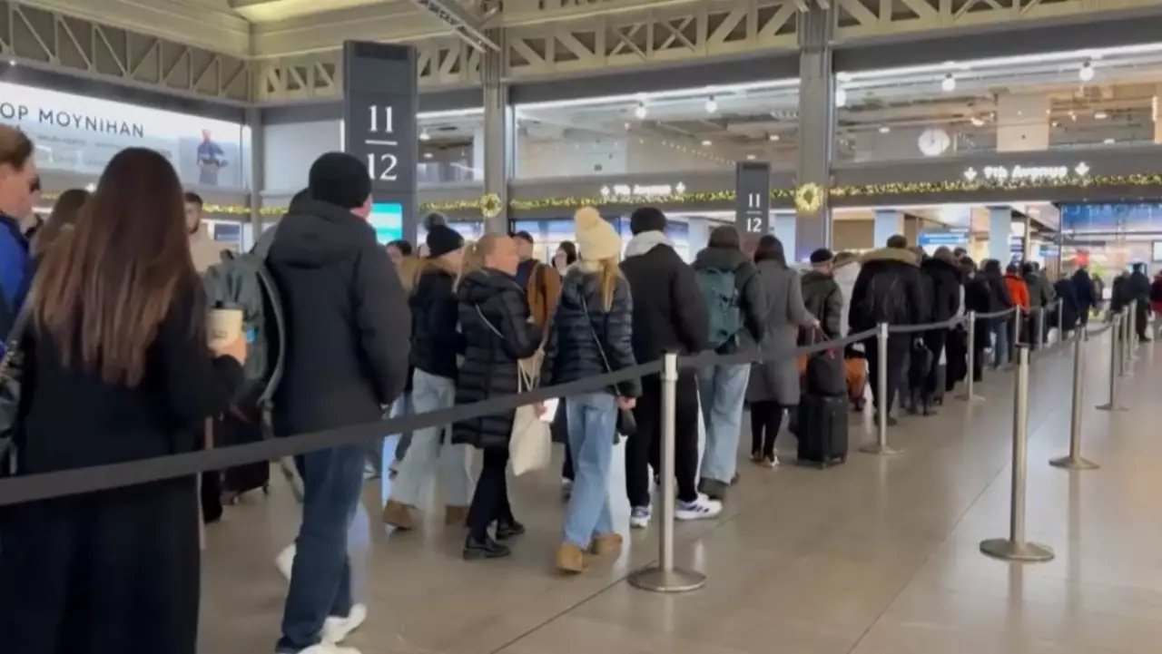Тысячи рейсов задержали из-за шторма в США