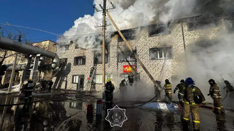 Крупный пожар в трехэтажном здании в Астане ликвидировали