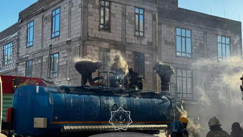 Астанада үш қабатты ғимарат өртенді