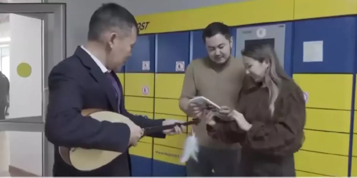 Казахстанская домбра стала сюрпризом для подростка из Мексики