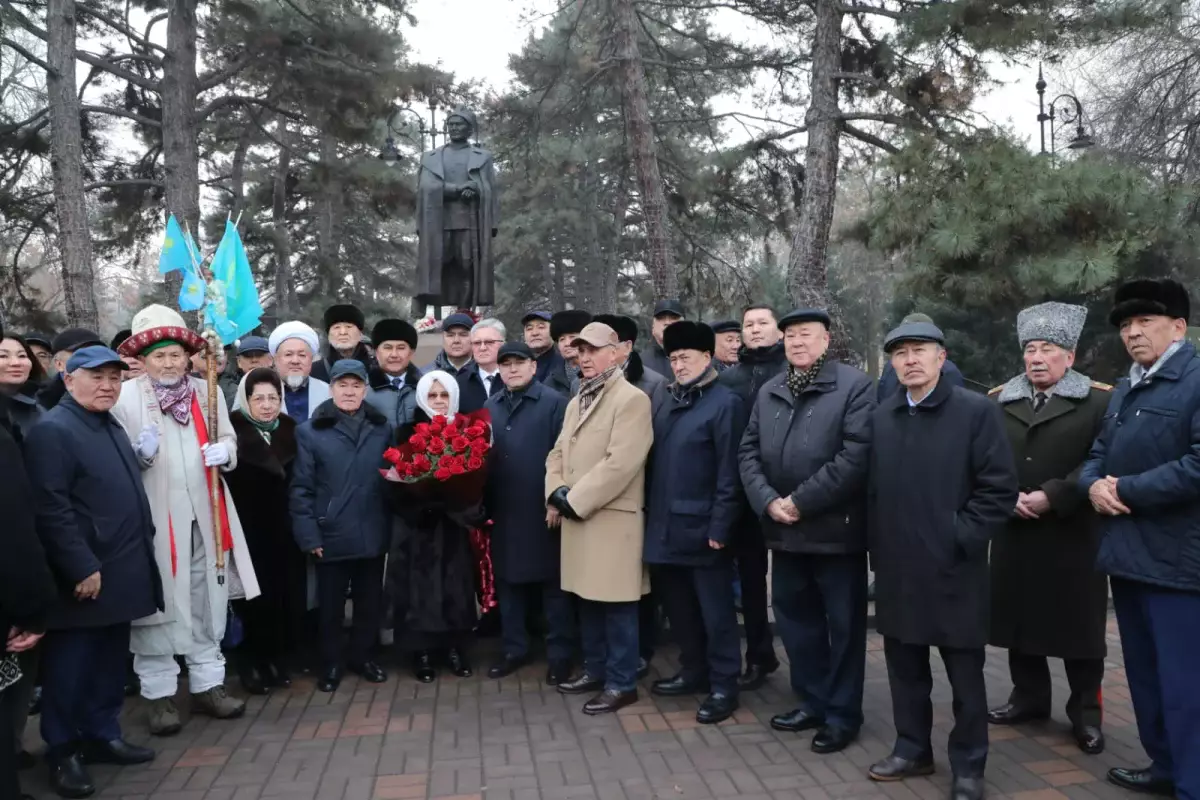 В Алматы возложили цветы к памятнику Халық Қаһарманы Бауыржана Момышулы