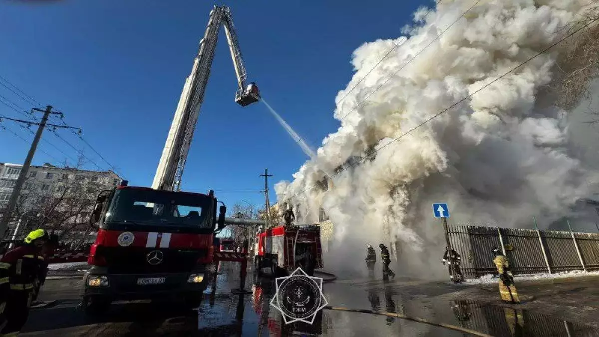 Астанада өрт кезінде үш қабатты ғимараттың шатыры опырылып түсті