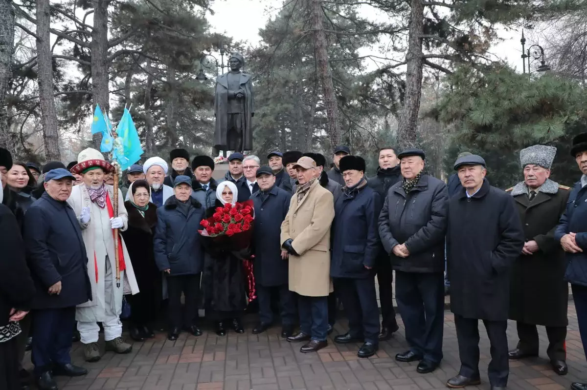 Алматыда Бауыржан Момышұлының ескерткішіне гүл қойылды