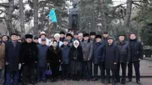 Алматыда Бауыржан Момышұлының ескерткішіне гүл қойылды
