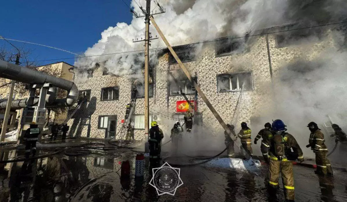 Огонь охватил 800 кв. метров: крупный пожар потушили в Астане (ВИДЕО)