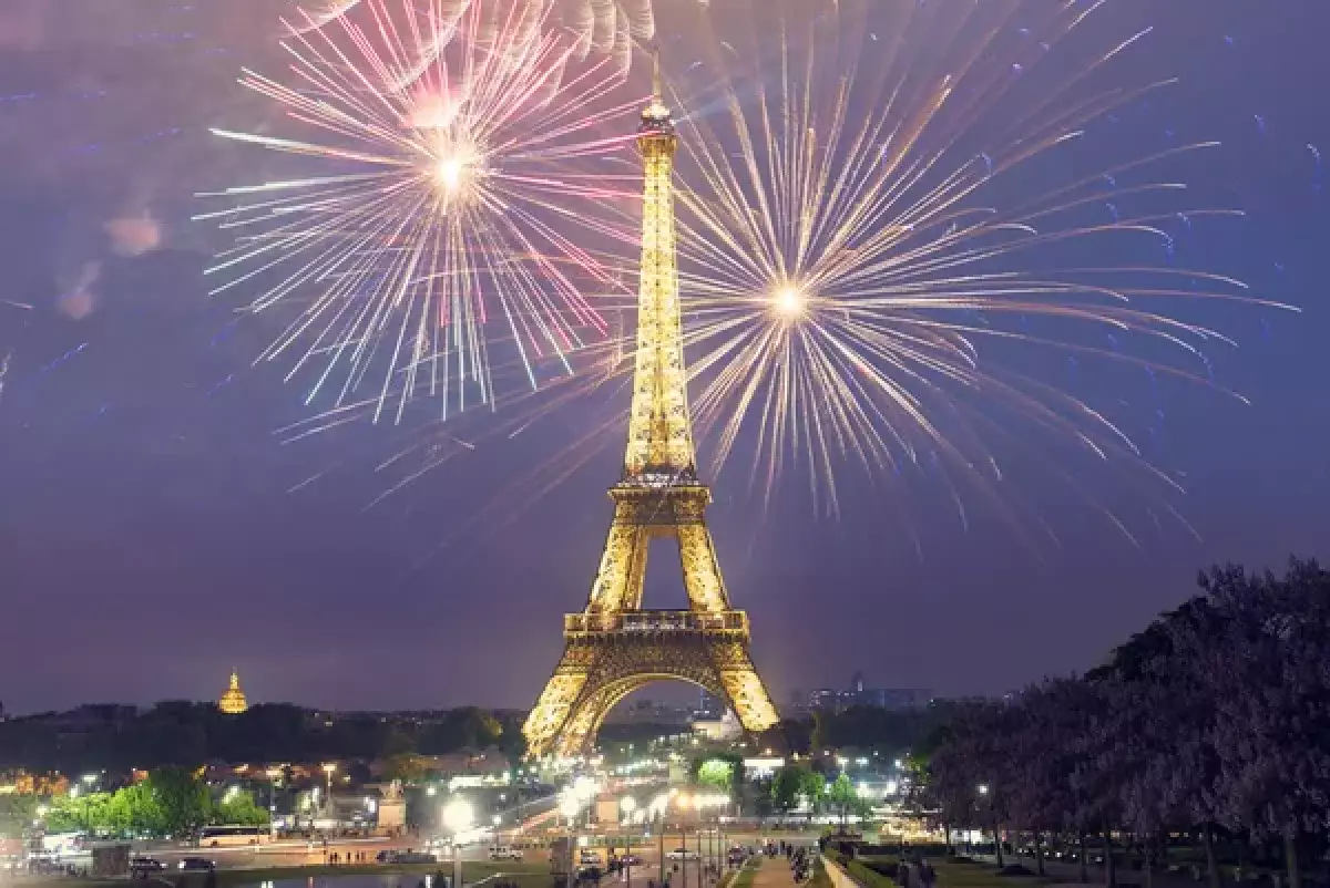 Фейерверки у Эйфелевой башни закончились задержаниями