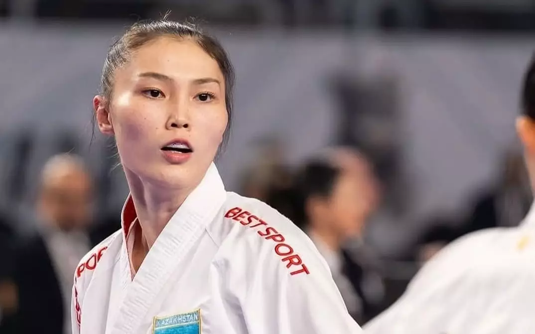 Каратэші Әсел Қанай Жаңа жыл қарсаңында көлік мінді