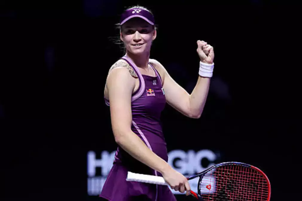 Елена Рыбакина уверенной победой завершила одиночный сезон