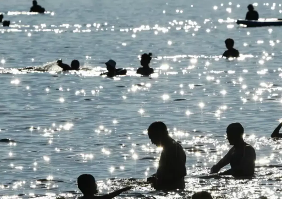 Самолет рухнул в море на глазах у отдыхающих (видео) - новости на Lada.kz 28.12.2025