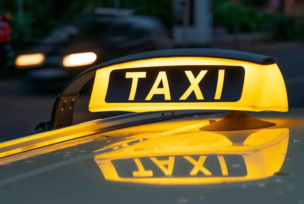 Таксист в Казахстане получил награду за спасение пенсионерки от мошенников.