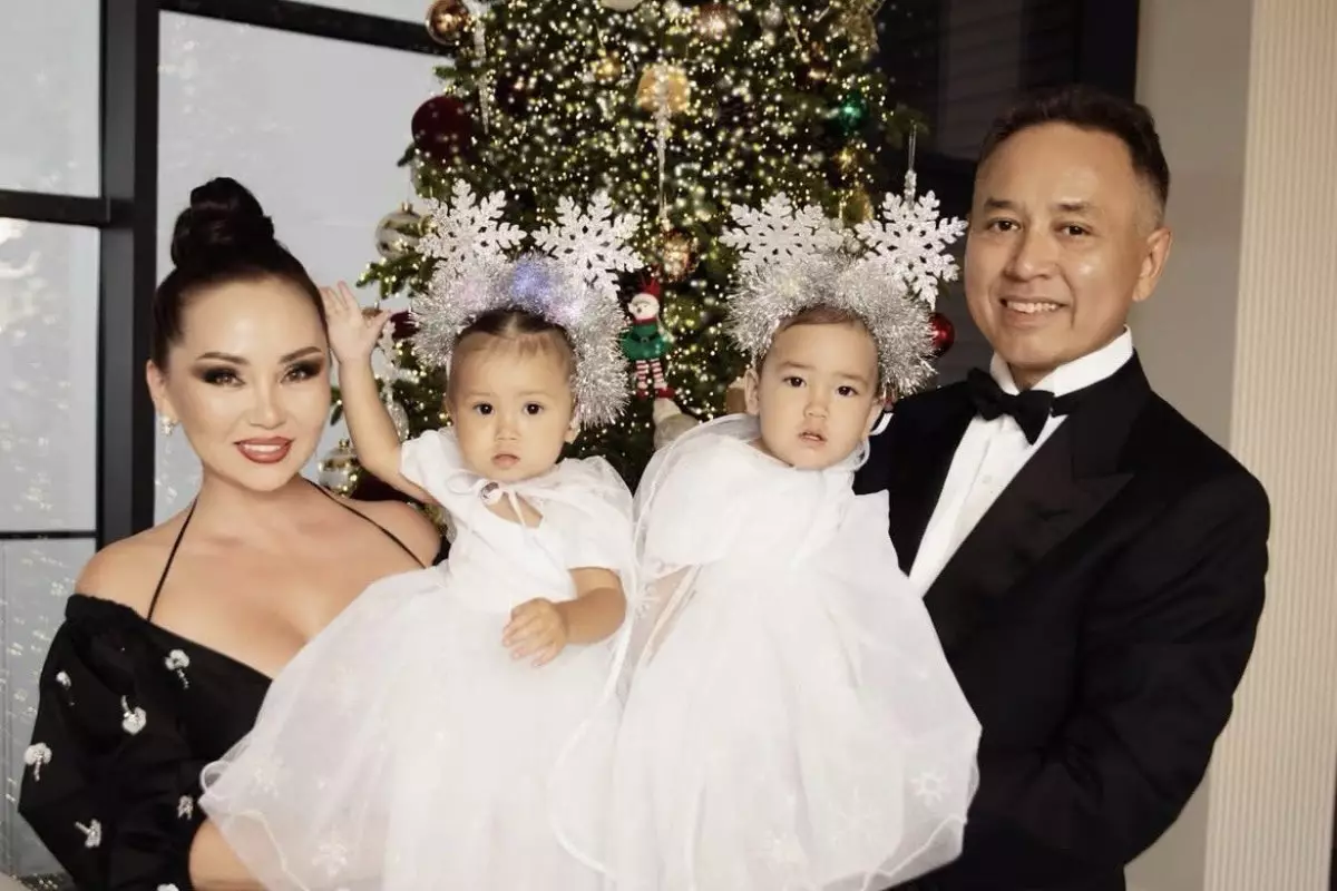 «Әкелерінен аумайды»: Баян Мақсатқызы отбасылық суреттерін бөлісті (ФОТО)