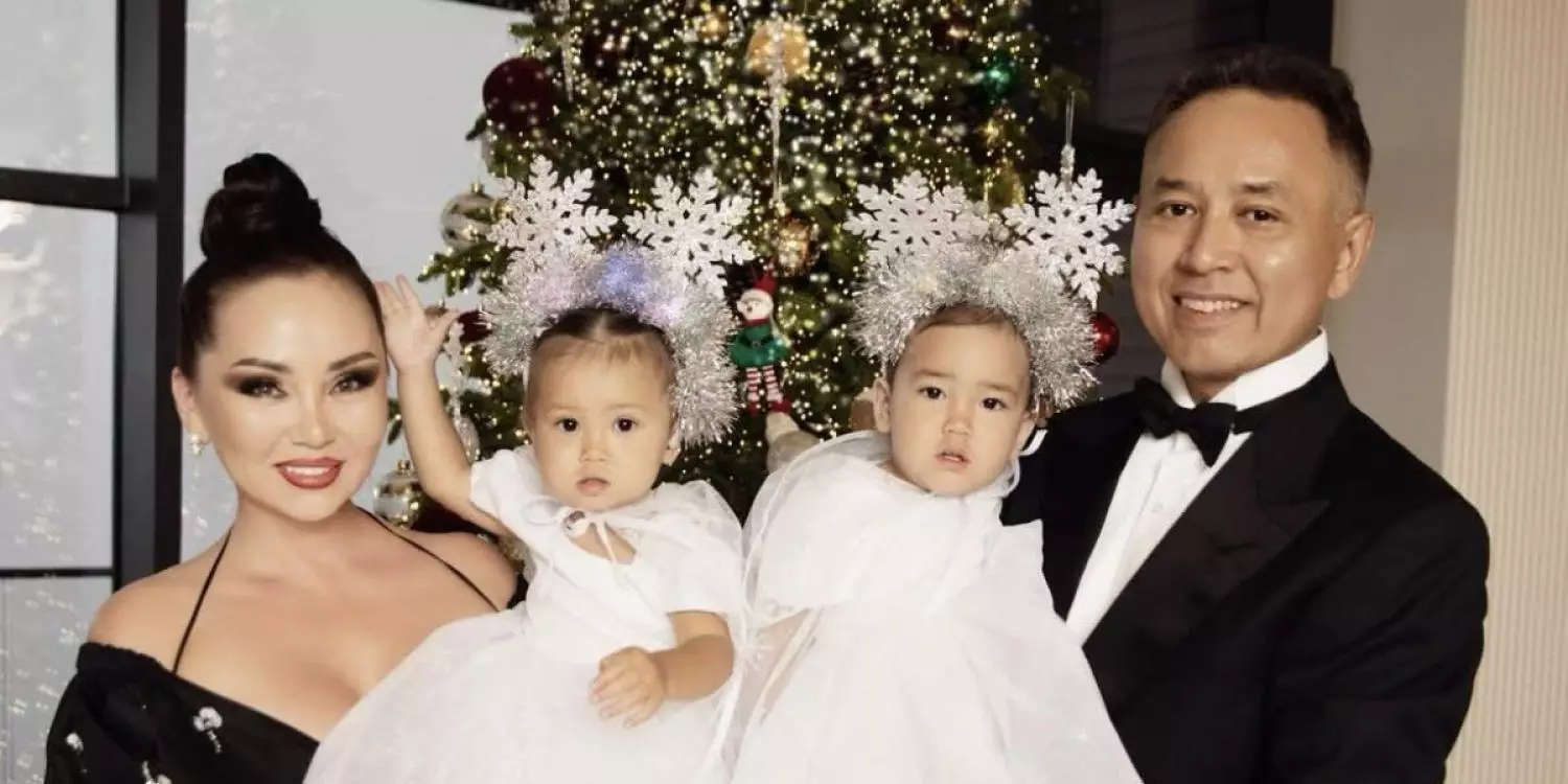 Баян Мақсатқызы алғаш рет егіз балаларын көрсетті