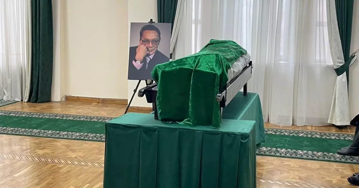  `Бекежанмен` қоштасуға топырлап барған жұрт `Қожамен` қоштасуға сондай легімен келмеді (ФОТО) 