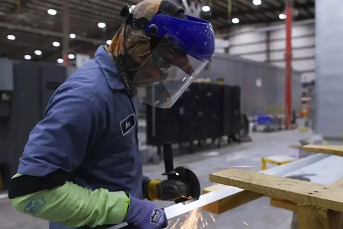 Ер адам компаниясын сатып, әр қызметкерге 200 миллионнан теңгеден астам сыйақы берді