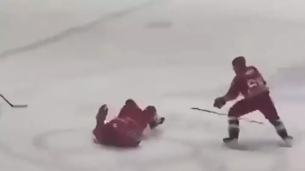 Президента Беларуси сбили с ног во время хоккейного матча: трибуны замерли