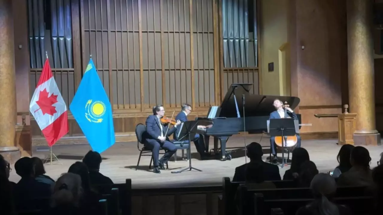 Қазақстандық трио Канада сахнасын сырлы әуенмен тербеді