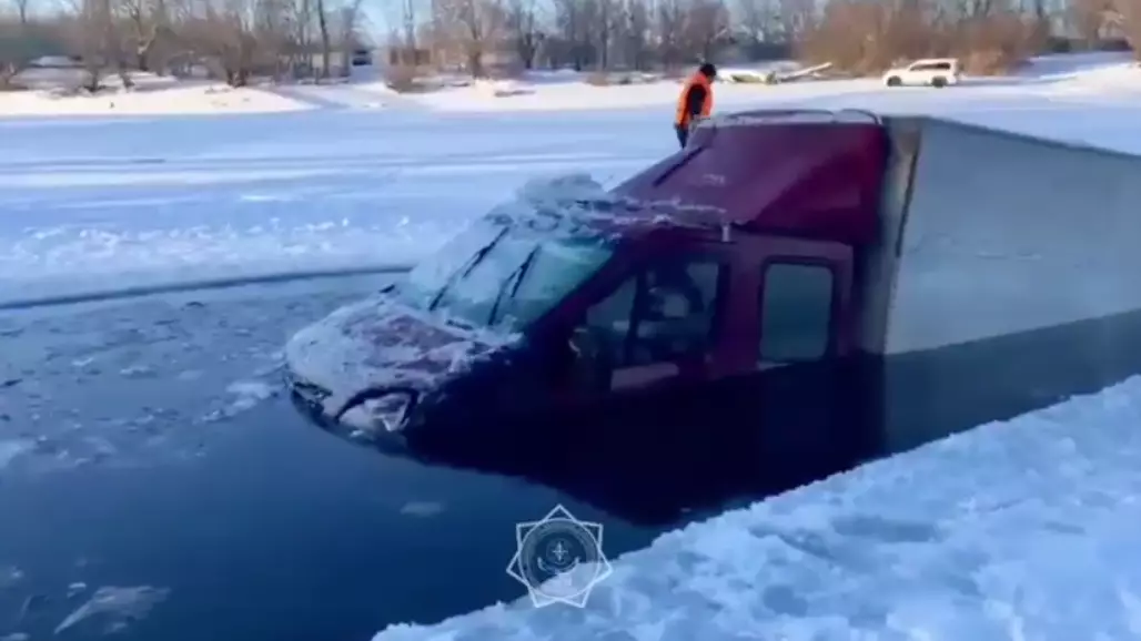 БҚО-да мұз астына кеткен жүк көлігі судан шығарылды