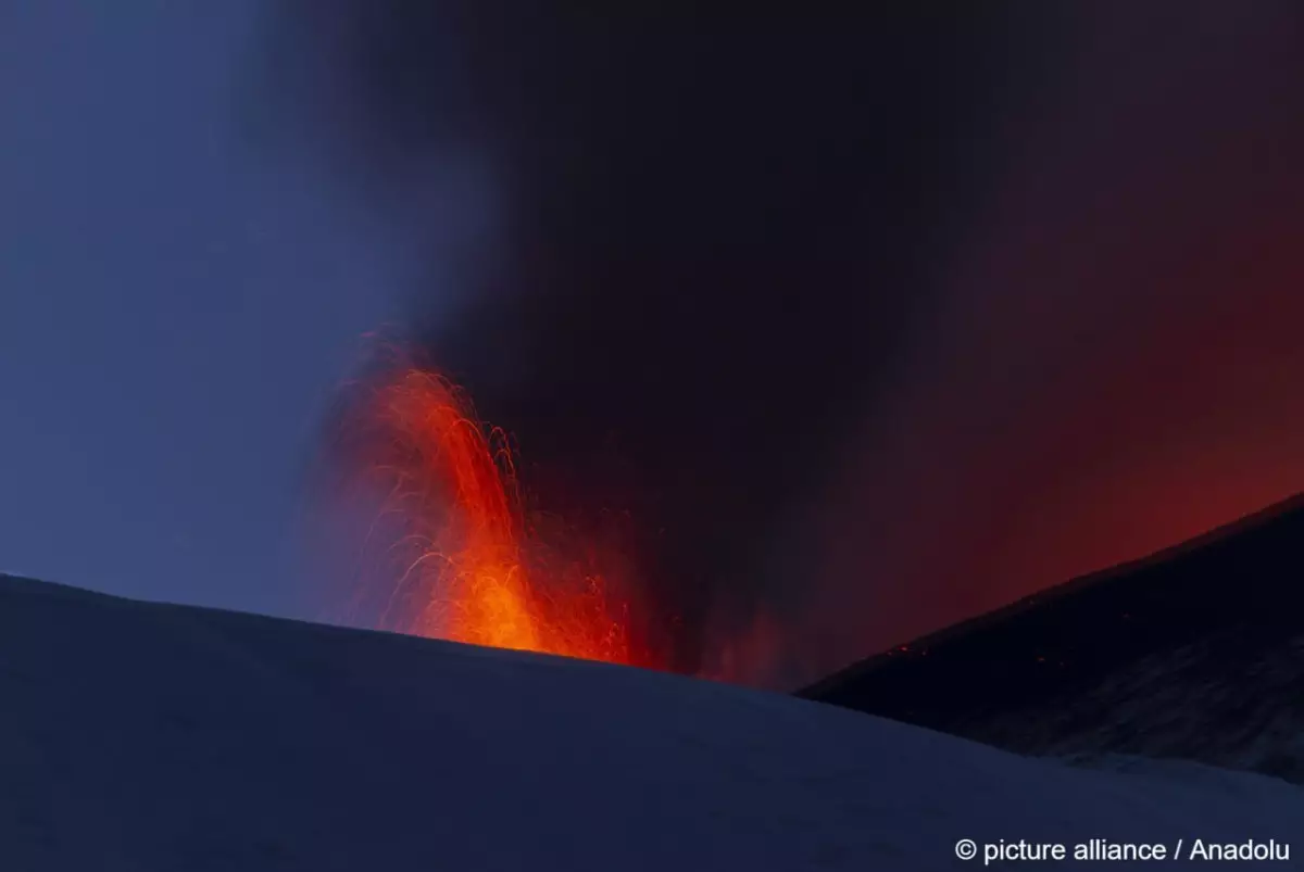 На Сицилии активизировался вулкан Этна: пепел дошёл до курортов