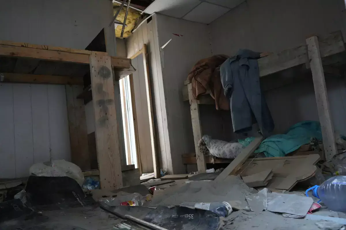 Разгромленный контейнер в центре микрорайона пугает жителей в Актау - новости на Lada.kz 28.12.2025